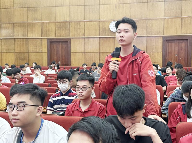 Đại diện sinh viên Đại học Bách khoa Hà Nội nêu ý kiến.