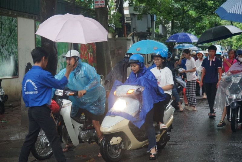 Mưa nặng hạt, nhiều gia đình đưa con đi sớm để đề phòng ngập hay tắc đường.