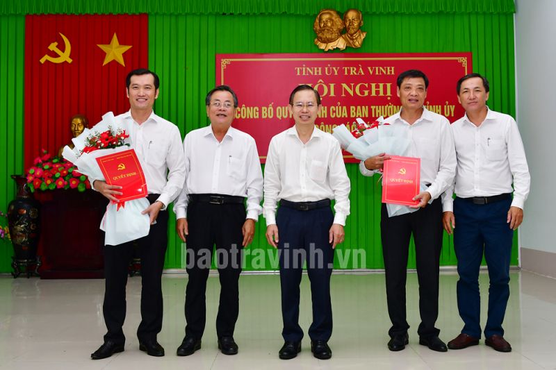 Lãnh đạo Ban Tổ chức Tỉnh ủy và Thành ủy thành phố Trà Vinh chụp ảnh lưu niệm với 02 đồng chí Nguyễn Văn Tâm và đồng chí Nguyễn Văn Nhủ.