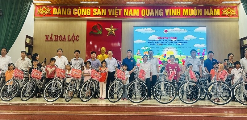 Các đại biểu trao tặng xe đạp cho các em học sinh.