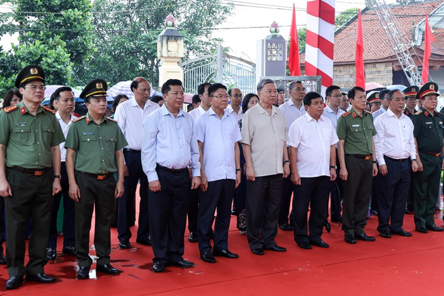 Chủ tịch nước Tô Lâm dâng hương tưởng niệm đồng chí Hoàng Đình Giong, lãnh đạo tiền bối tiêu biểu của Đảng và cách mạng Việt Nam - Ảnh: VGP/Đức Tuân