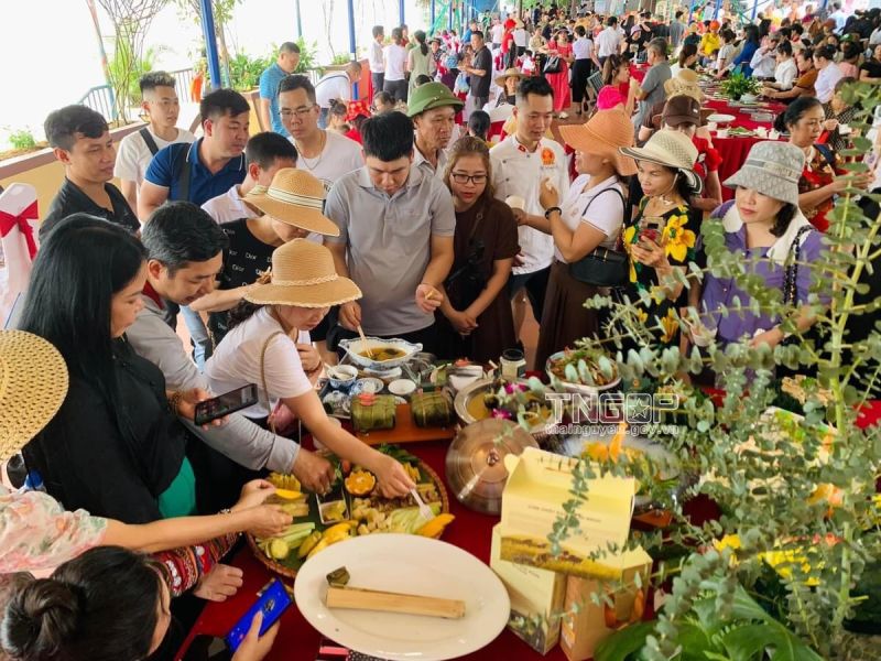 Du khách trải nghiệm ẩm thực tại sự kiện Khai mạc mùa Du lịch Thái Nguyên năm 2024 (Ảnh: thainguyen.gov.vn)