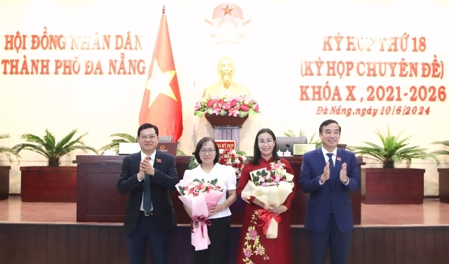 Lãnh đạo thành phố Đà Nẵng tặng hoa chúc mừng bà Nguyễn Thị Anh Thi (áo dài) và bà Trần Thanh Thủy