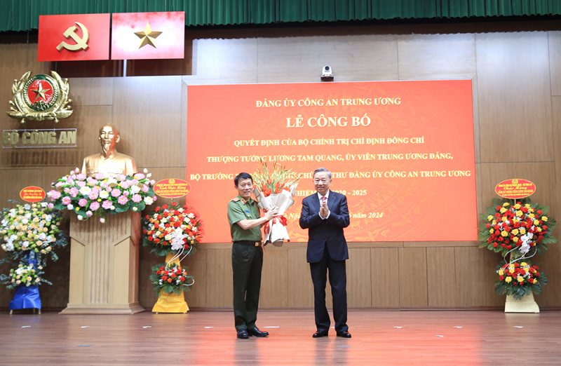 Chủ tịch nước Tô Lâm tặng hoa chúc mừng Bộ trưởng Lương Tam Quang được Bộ Chính trị chỉ định giữ chức Bí thư Đảng uỷ Công an Trung ương, nhiệm kỳ 2020-2025