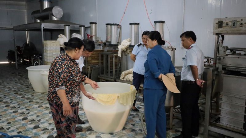 Đoàn kiểm tra đang làm việc với chủ cơ sở sản xuất thực phẩm (Ảnh: Sở NN và PTNT Tây Ninh)
