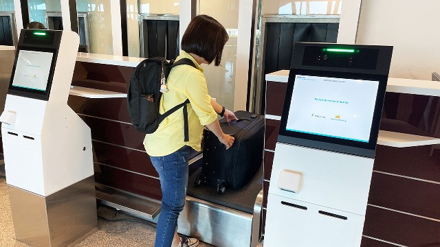 Sau khi làm thủ tục ở quầy tự động, hành khách tiếp tục đến quầy ký gửi hành lý tự động