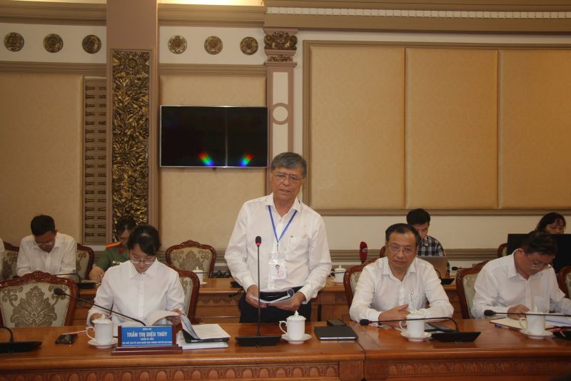 Giám đốc Sở Giáo dục và Đào tạo TP. Hồ Chí Minh Nguyễn Văn Hiếu báo cáo với Đoàn công tác Bộ Giáo dục và Đào tạo