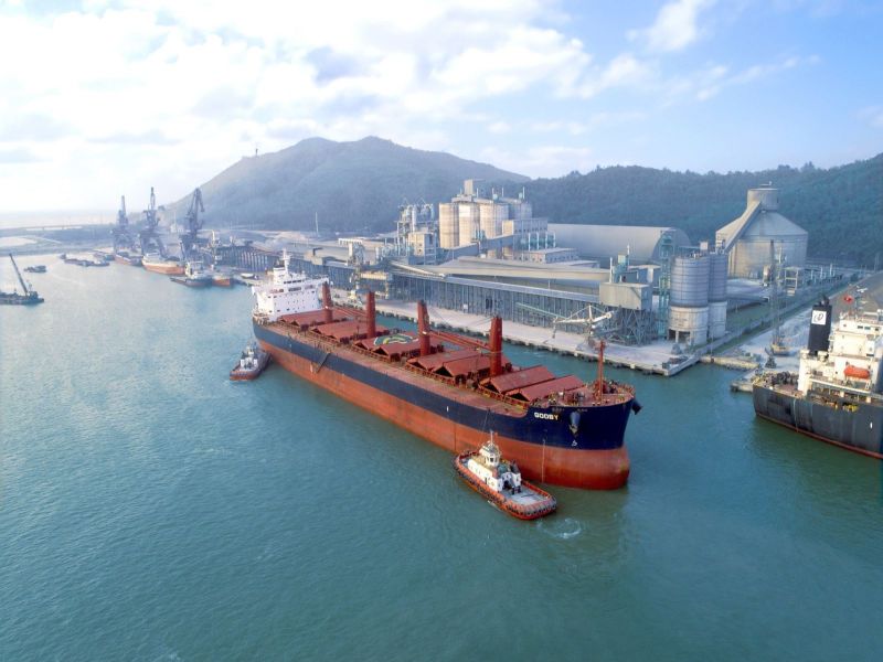 Các tàu hàng cập cảng tổng hợp Long Sơn Bãi Ngọc để tiếp nhận xi măng xuất khẩu tới thị trường nước ngoài
