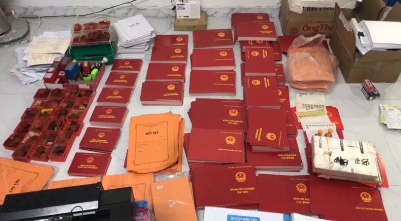 Công khai bán bằng đại học, giấy tờ giả