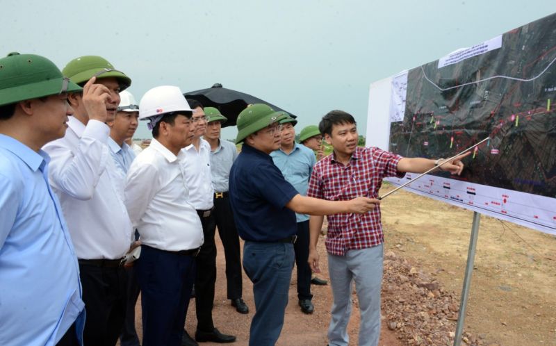Bí thư Tỉnh ủy Nguyễn Anh Tuấn kiểm tra thực địa công trường thi công dự án.