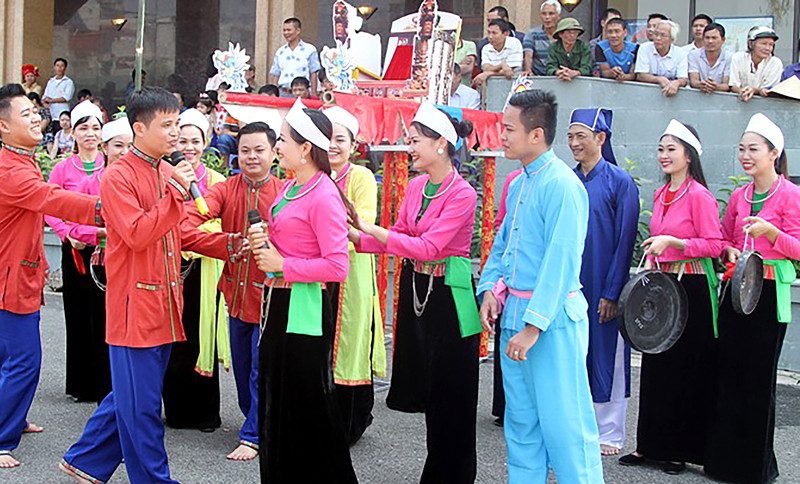 Các chàng trai, cô gái Mường hát giao duyên trong lễ hội khai hạ Mường Bi