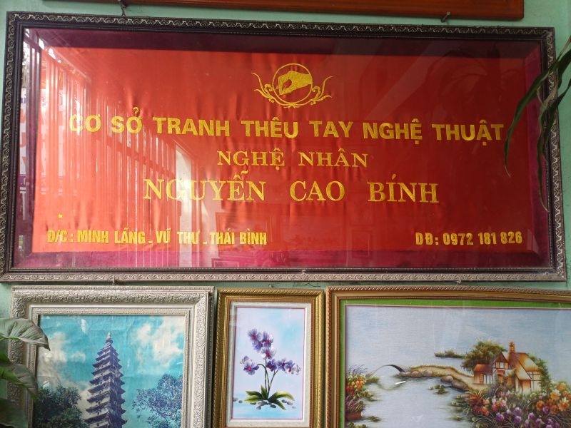 Bức Tranh thêu tay Nghệ nhân Nguyễn Cao Bính được treo tại gia đình ông