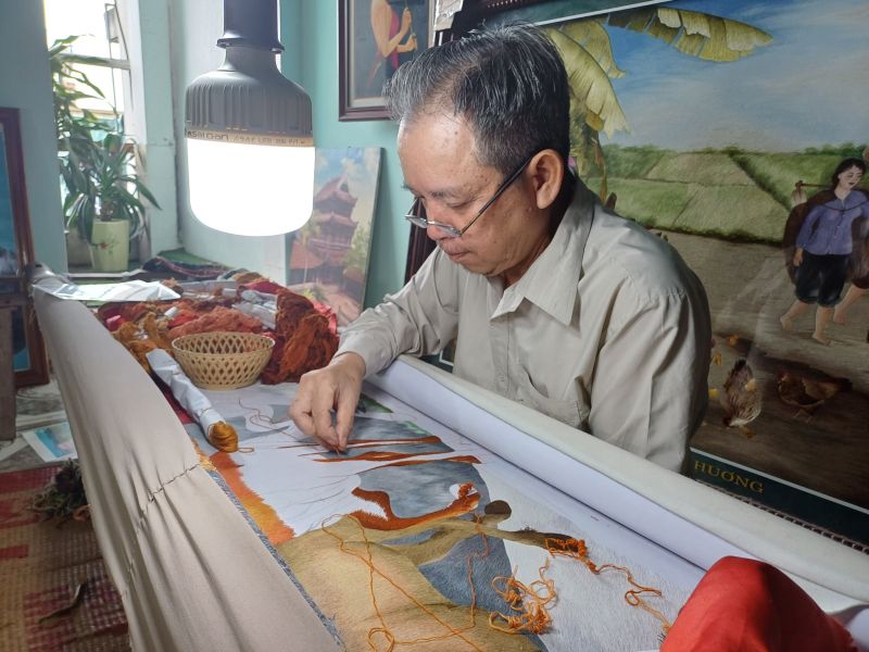 Nghệ nhân Nguyễn Cao Bính cần mẫn bên khung thêu đã 50 năm nay