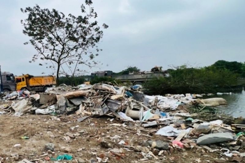 Hiện trường vụ đổ chất thải xuống ao tại tỉnh Hưng Yên