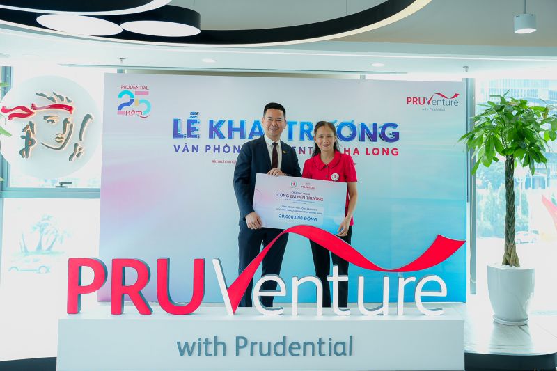 Tại lễ khai trương, Prudential đã trao tặng 20 suất học bổng trị giá 20.000.000 đồng cho học sinh nghèo - thông qua Hội chữ thập đỏ tỉnh Quảng Ninh