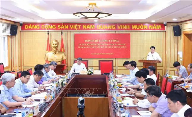 Thường trực Ban Bí thư đề nghị những vấn đề còn khó khăn, vướng mắc, Ban Tổ chức Trung ương cần tiếp tục nghiên cứu tham mưu, chỉ đạo, hướng dẫn, kiểm tra theo thẩm quyền để không ngừng nâng cao chất lượng công tác tham mưu chiến lược, xứng đáng là “then chốt của then chốt” - Ảnh: TTXVN