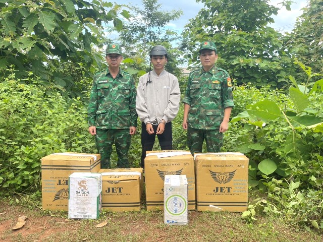 Đối tượng Nguyễn Quốc Hùng; trú tại Khóm Vĩnh Đông, thị trấn Lao Bảo có hành vi vận chuyển trái phép 63 hộp pháo, trọng lượng khoảng 100 kg.