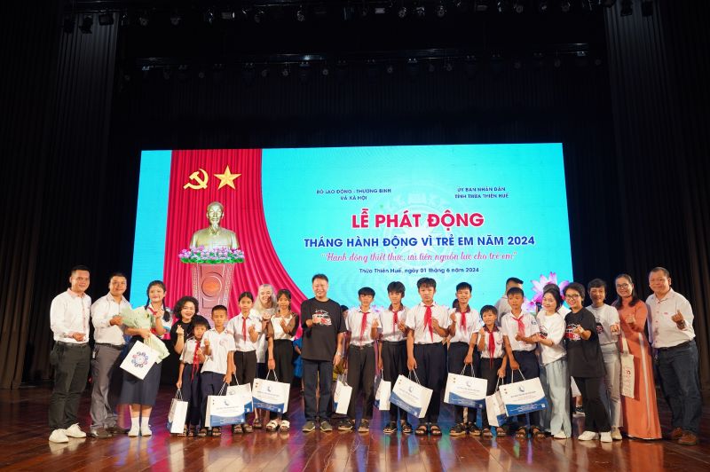 Ông Pham Ngoc Khang (áo đen), Tổng giám đốc Home Credit Việt Nam trao học bổng cho các học sinh.