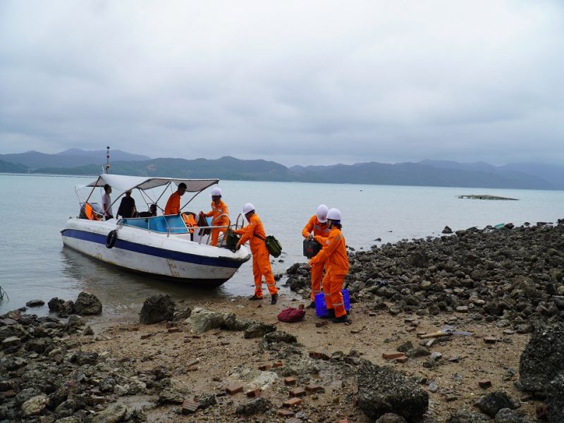 Công nhân Điện lực Vân Đồn trên đường kiểm tra đường điện đưa điện ra 5 xã đảo huyện Vân Đồn