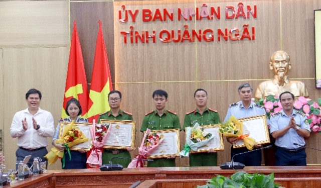 Ông Trần Phước Hiền (bìa trái) và ông Trần Xuân Thương (bìa phải) trao tặng Bằng khen của Ban Chỉ đạo 389 quốc gia cho 2 tập thể và 3 cá nhân.Ảnh: V.N.Chuyên