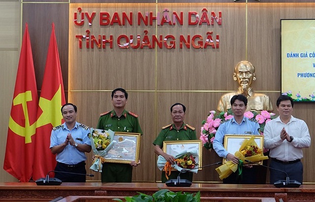 - Ông Trần Phước Hiền (bìa phải) và ông Trần Xuân Thương (bìa trái) trao tặng Bằng khen của UBND tỉnh Quảng Ngãi cho các tập thể, cá nhân. Ảnh: V.N.Chuyên