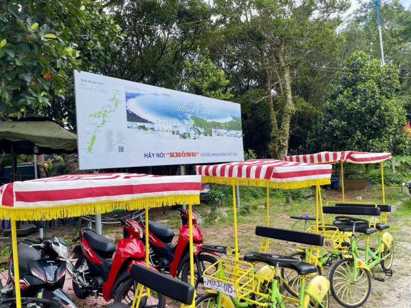 Xã đảo Minh Châu (huyện Vân Đồn) lắp đặt các pano, áp phích chủ đề “Nói không với đồ nhựa dùng một lần” tại các địa điểm du lịch.