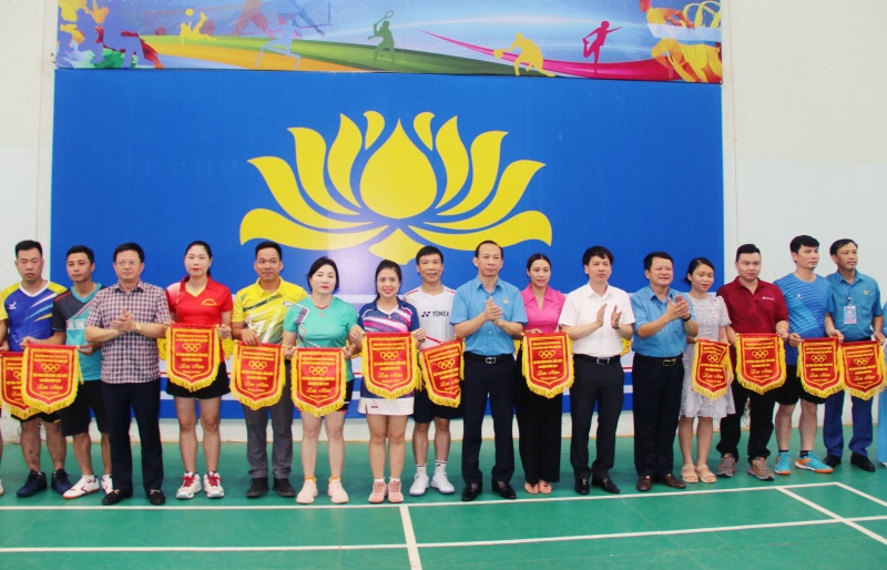 Ban Tổ chức trao cờ lưu niệm cho các đoàn tham gia hội thao.