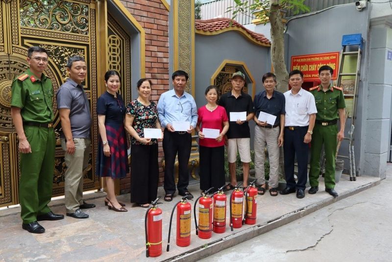 Lãnh đạo phường Dư hàng Kênh trao bình chữa cháy và tặng quà các cá nhân tích cực tham gia chữa cháy