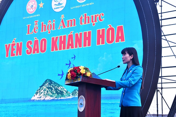 Bà Trịnh Thị Hồng Vân- Chủ tịch HĐQT Công ty CO Nước giải khát Yến sào Khánh Hòa phát biểu khai mạc