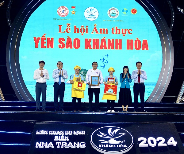 Lãnh đạo Công ty Yến sào Khánh Hòa trao giải cho đội giành Giải Đặc biệt của cuộc thi