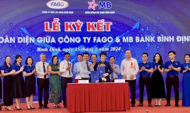 Ông Hoàng Thanh Vĩnh và bà Nguyễn Thị Ánh (hàng trước) ký kết Hợp tác toàn diện giữa MB Bank Bình Định và Fago Group. Ảnh: V. Hiền