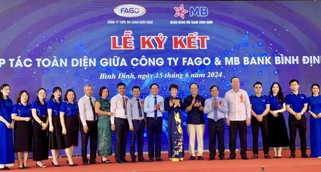 Lãnh đạo tỉnh Bình Định và các sở, ngành chúc mừng MB Bank Bình Định và Fago Group. Ảnh: Vinh Hiền