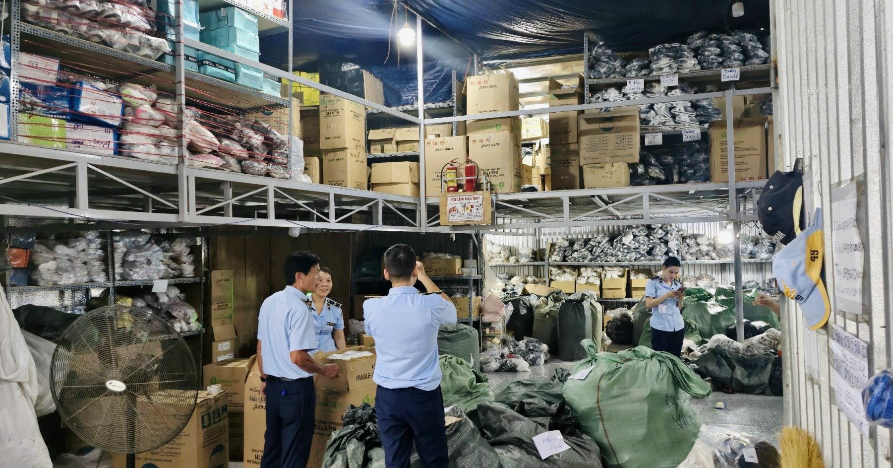 Thu giữ trên 1.800 đôi giày, dép giả mạo nhãn hiệu Crocs và NIKE