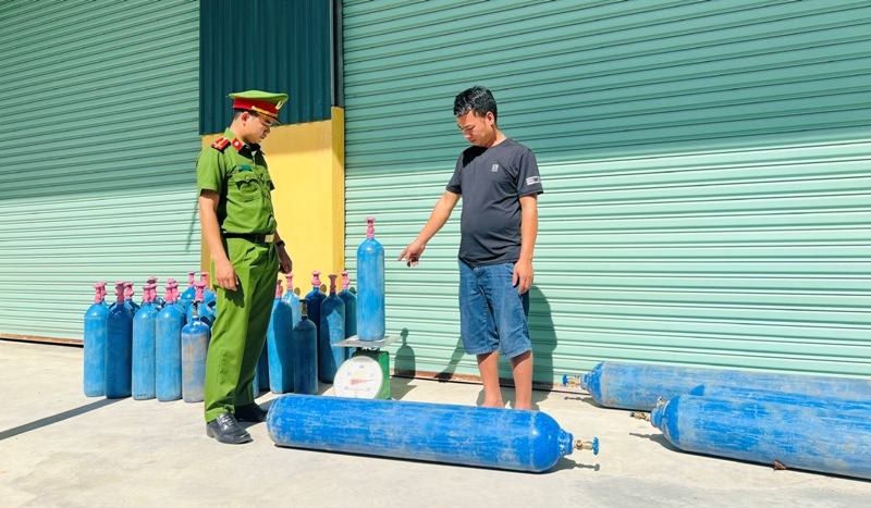 Chở khí cười từ Hưng Yên vào đến Thừa Thiên Huế thì bị bắt