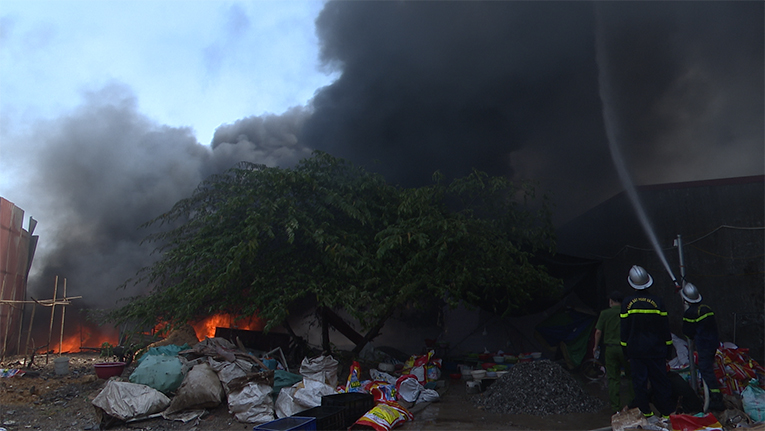 Cháy lớn tại bãi rác thải sinh hoạt phường Tràng Minh
