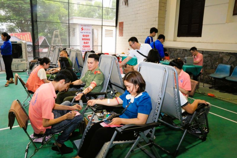 Cán bộ, công chức, viên chức, người lao động quận Hải An tham gia hiến máu tình nguyện.