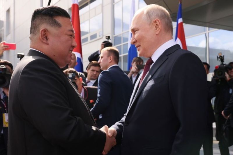 Tổng thống Nga Vladimir Putin và nhà lãnh đạo Triều Tiên Kim Jong Un trong cuộc gặp vào tháng 9/2023 tại sân bay vũ trụ Vostochny của Nga. (Nguồn: Sputnik)