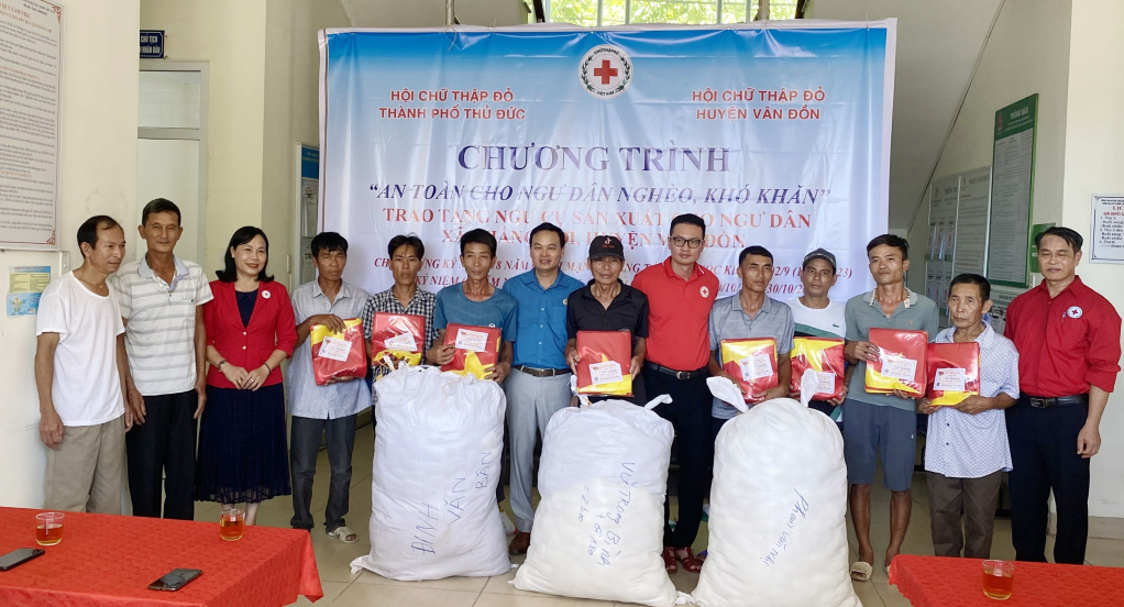 Hội Chữ thập đỏ tỉnh Quảng Ninh, UBND huyện Vân Đồn, Hội Chữ thập đỏ TP Thủ Đức cùng chính quyền địa phương trao tặng ngư cụ đánh bắt thủy sản cho ngư dân khó khăn tại xã Thắng Lợi (huyện Vân Đồn) năm 2023.