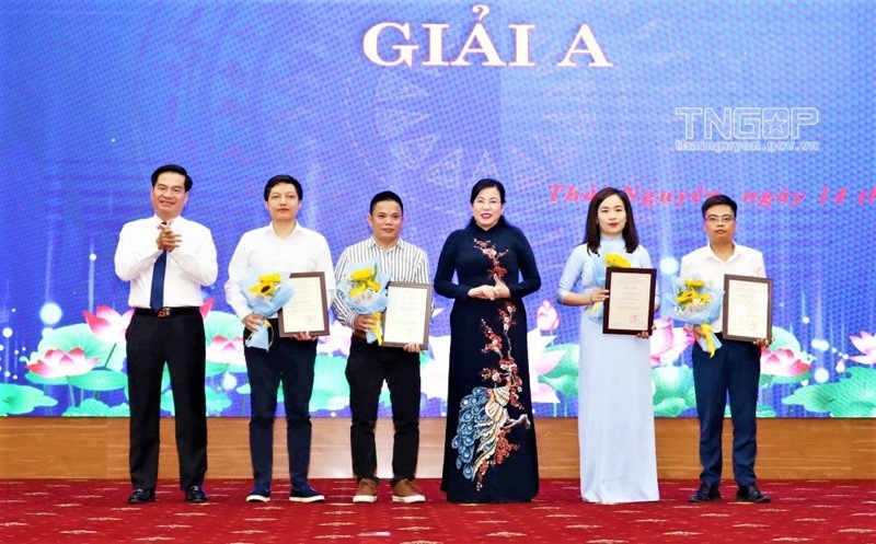 Bí thư Tỉnh ủy Thái Nguyên Nguyễn Thanh Hải và đồng chí Lê Quang Tiến - Phó Chủ tịch UBND tỉnh, Trưởng ban Tổ chức trao giải cho các tác giả.