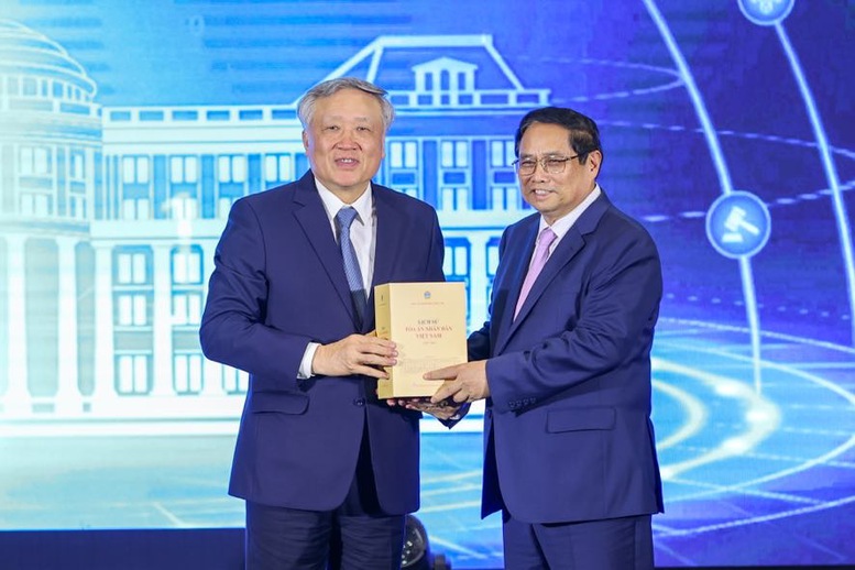 Chánh án Tòa án nhân dân Tối cao Nguyễn Hòa Bình tặng Thủ tướng bộ sách lịch sử ngành tòa án - Ảnh: VGP/Nhật Bắc