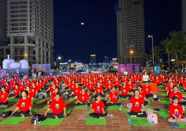 Chương trình có sự tham gia của hơn 1.500 người đến từ các trung tâm, CLB và những người yêu thích yoga