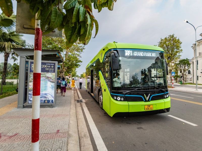 Hệ thống xe buýt điện VinBus di chuyển tiện lợi, kết nối với hàng trăm điểm đến tại trung tâm TP. HCM giúp cư dân “quên” luôn khoảng cách