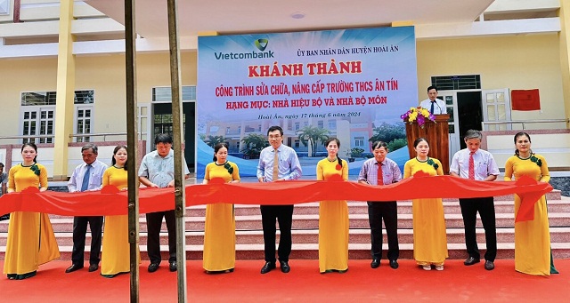 Lãnh đạo địa phương, Vietcombank Chi nhánh Quy Nhơn và lãnh đạo Trường THCS Ân Tín thực hiện nghi thức cắt băng khánh thành công trình. Ảnh: Hữu Nghị.