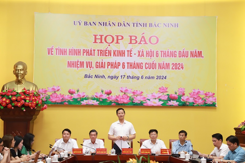 Phó Chủ tịch Thường trực UBND tỉnh Vương Quốc Tuấn phát biểu tại họp báo.