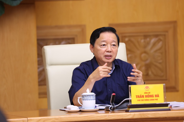 Phó Thủ tướng Trần Hồng Hà yêu cầu cơ quan soạn thảo rà soát các thủ tục chuyển nhượng bất động sản hiện có, dựa trên nền tảng số, không được phát sinh thủ tục mới - Ảnh: VGP/MK
