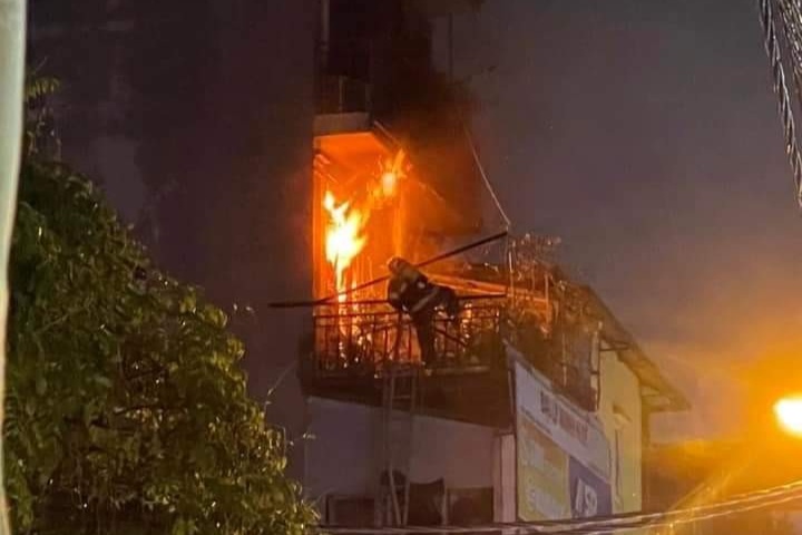 Cảnh sát dũng cảm tiếp cận căn nhà đang cháy hừng hực để dập lửa, cứu người. Tuy nhiên, hỏa hoạn quá lớn đã khiến 4 người tử vong.