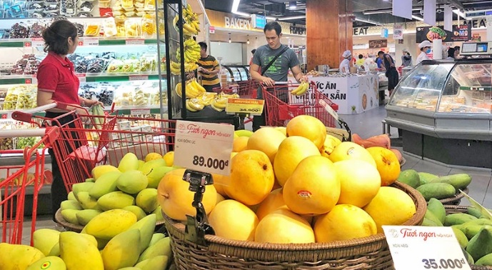 Người tiêu dùng lựa chọn các mặt hàng tại Siêu thị Lotte Mart Ba Đình, Hà Nội. (Ảnh: TUỆ NGHI)