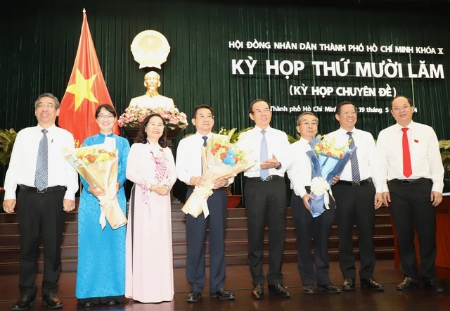 Lãnh đạo TPHCM tặng hóa chúc mừng ông Dương Ngọc Hải (thứ 4 từ trái sang), bà Trần Thị Diệu Thúy (thứ 2 từ trái sang) - Ảnh: VGP/Vũ Phong