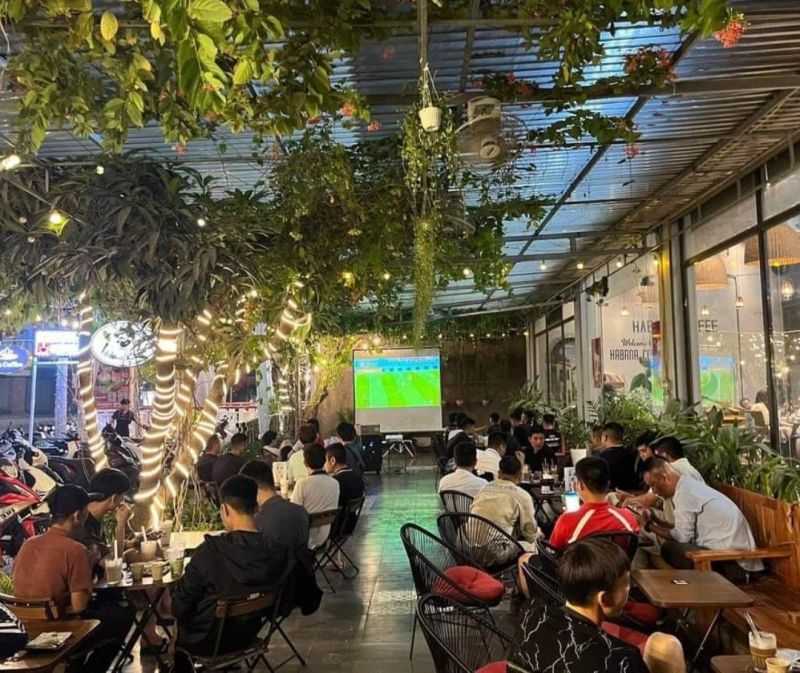 Các quán cà phê hưởng lợi từ lượng khách đi xem bóng đá tăng đột biến (Ảnh: Phạm Chiến)