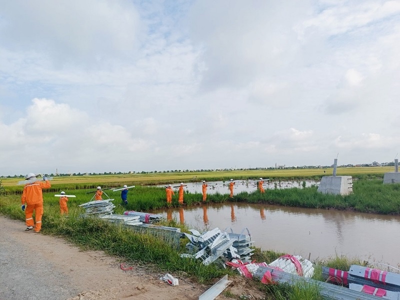 Đội xung kích của PC Vĩnh Phúc đang hỗ trợ cho dự án đường dây 500kV mạch 3 tại điểm thi công thuộc vị trí 21, thị trấn Ninh Cường, huyện Trực Ninh, tỉnh Nam Định
